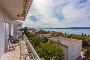 een balkon met uitzicht op het water bij Apartment in Crikvenica 39213 in Crikvenica