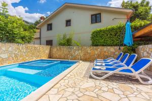 Villa con piscina y 2 tumbonas en Apartment in Grizane 5610, en Grižane