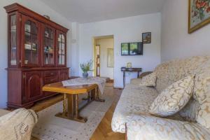 Televízia a/alebo spoločenská miestnosť v ubytovaní Apartment in Jadranovo 14267