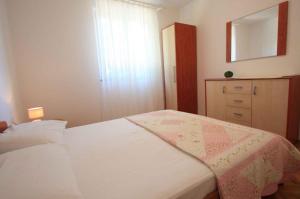 Krevet ili kreveti u jedinici u objektu Two-Bedroom Apartment in Crikvenica X