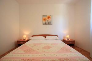 Una cama o camas en una habitación de Two-Bedroom Apartment in Crikvenica X