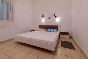 - une chambre avec un grand lit blanc dans l'établissement One-Bedroom Apartment Crikvenica 22, à Crikvenica