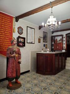 Una statua di un uomo in piedi in una stanza di Hetman Hotel a Kam"janec'-Podil's'kyj