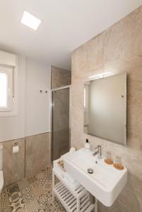 a bathroom with a sink and a shower at Catapeixe Holiday Apartments in Redondela