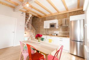 A kitchen or kitchenette at Catapeixe Holiday Apartments