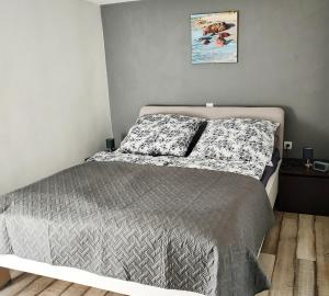 una camera con un letto con due cuscini sopra di Ferienhaus Maja - a76148 a Pavicini