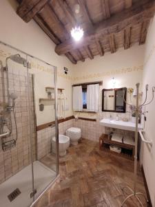 A bathroom at Agriturismo Fiorano Még 37 kép