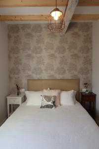 A bed or beds in a room at Catapeixe Holiday Apartments