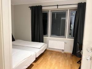 Rúm í herbergi á 4-Bedroom-Apt for 7/Oslo Central