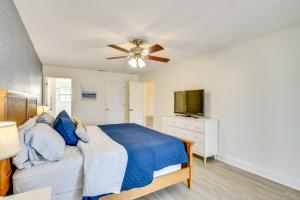 Schlafzimmer mit einem Bett und einem Deckenventilator in der Unterkunft New Smyrna Beach Vacation Rental Less Than half Mi to Beach in New Smyrna Beach