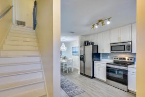 eine Küche mit einer Treppe, die zu einem Esszimmer führt in der Unterkunft New Smyrna Beach Vacation Rental Less Than half Mi to Beach in New Smyrna Beach