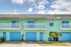 ein grünes Haus mit blauen Türen und einem Balkon in der Unterkunft New Smyrna Beach Vacation Rental Less Than half Mi to Beach in New Smyrna Beach