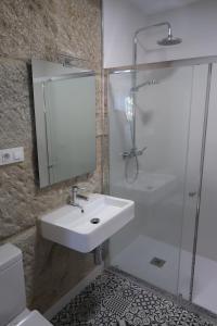 A bathroom at Catapeixe Holiday Apartments
