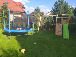 plac zabaw z trampoliną w ogrodzie w obiekcie u Tymka w Iławie