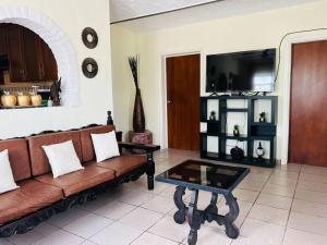 a living room with a couch and a coffee table at Residencia Ibarra in Santa Cruz de la Soledad