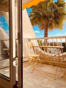 Svalir eða verönd á LE CALI, P2 Cabine dans une résidence avec piscine, vue mer et parking privé