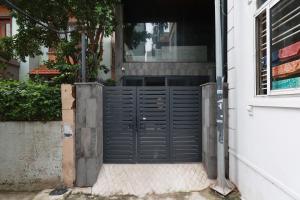 um portão preto na porta de uma casa em Căn hộ studio full nội thất tại Tây Hồ em Hanói