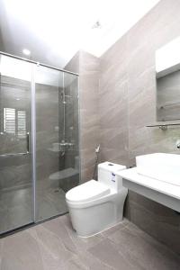 uma casa de banho com um chuveiro, um WC e um lavatório. em Căn hộ studio full nội thất tại Tây Hồ em Hanói
