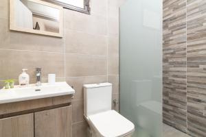 A bathroom at Sun & Sea Még 24 kép
