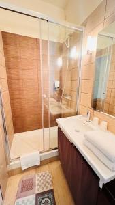 La salle de bains est pourvue d'une douche et d'un lavabo. dans l'établissement Au Petit Vivoin, à Vivoin