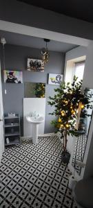 een badkamer met een wastafel en een potplant bij Flat 7 Buxton Market Place Apartment in Buxton