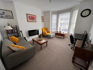 a living room with a couch and a television at Lovely - 1 Bedroom Flat in Hastings Town Centre in Hastings