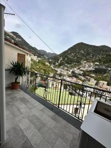 balcone con vista sulla città di Casa Vacanza La Peonia a Minori