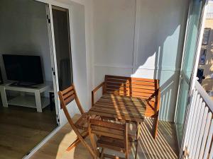 Televízia a/alebo spoločenská miestnosť v ubytovaní First line apartment with 3 bedrooms and seaviews