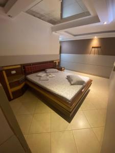 1 dormitorio con 1 cama en el centro de una habitación en Namorata Expo Inn, en São Paulo