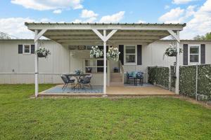 Κήπος έξω από το Near Water Lake Dallas Home with Furnished Patio!