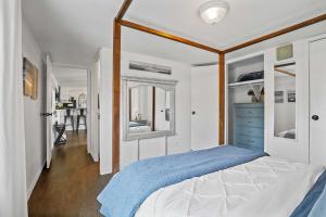 - une chambre avec un lit et une commode bleue dans l'établissement Charming Lake Dallas Home with Furnished Patio!, à Lake Dallas