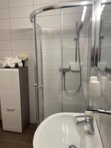 Kúpeľňa v ubytovaní Seehaus "Kärnten Inn" mit direktem Seezugang und E-Ladestation