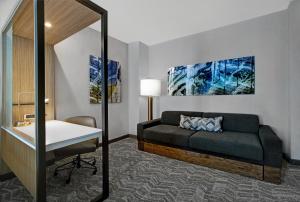 um quarto com uma cama, uma mesa e um espelho em SpringHill Suites by Marriott Franklin Cool Springs em Franklin