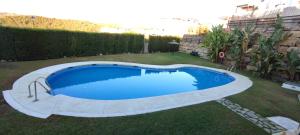mały basen w ogrodzie z ogródkiem w obiekcie Appart cosy Golf Garden Casares w mieście Casares