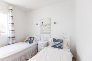 Łóżko lub łóżka w pokoju w obiekcie Spacious Apartment in El Poble Nou de Benitatxell, Sea View
