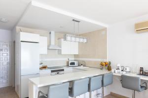 Kuchnia lub aneks kuchenny w obiekcie Spacious Apartment in El Poble Nou de Benitatxell, Sea View