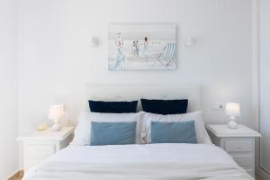 sypialnia z białym łóżkiem z niebieskimi poduszkami w obiekcie Spacious Apartment in El Poble Nou de Benitatxell, Sea View w mieście Cumbre del Sol +37 zdjęć