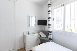 sypialnia z łóżkiem, biurkiem i oknem w obiekcie Spacious Apartment in El Poble Nou de Benitatxell, Sea View w mieście Cumbre del Sol