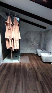 ein Bad mit einem Waschbecken und einem Handtuch an der Wand in der Unterkunft Hotel Emiliana in Villadossola
