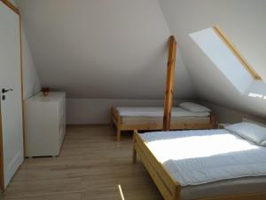 2 łóżka w pokoju na poddaszu w obiekcie u Tymka w Iławie