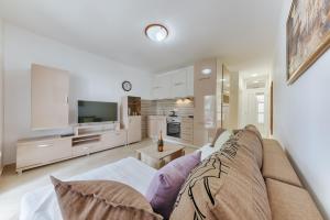 Pearl Apartment Sveti Stefan tesisinde bir oturma alanı