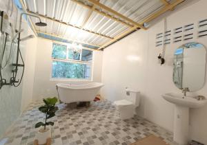uma casa de banho com uma banheira, um lavatório e um WC. em แม่ไพโฮมสเตย์ ล่องแพกอนโดล่า 