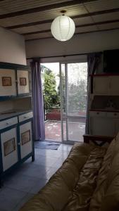 Una sala de estar con un sofá y una ventana grande. en turismo chascomus, en Chascomús