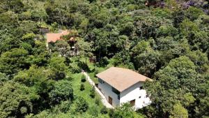 una vista aérea de una casa en medio de un bosque en Excelente casa - família ou grupo - 35 Km C Jord, en Santo Antônio do Pinhal