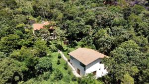 una vista aérea de una casa en medio de un bosque en casa para família ou grupo - 35 Km C Jord, en Santo Antônio do Pinhal