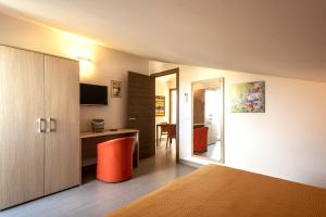a hotel room with a bed and a desk at Borgo Aranci - Appartamento in Villa Rosa - 16B in Castellammare del Golfo