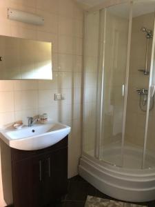 A bathroom at Domki Pod Wiatrakami