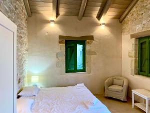 a bedroom with a bed and a chair at Fabrica in Vamos
