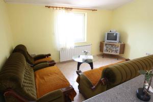 ein Wohnzimmer mit 2 Sofas und einem TV in der Unterkunft Apartments in Jadranovo 39275 in Jadranovo