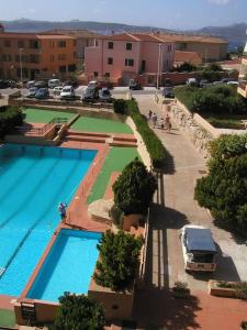 een bovenaanzicht van een groot zwembad bij Appartamento con piscina e aria condizionata in La Maddalena